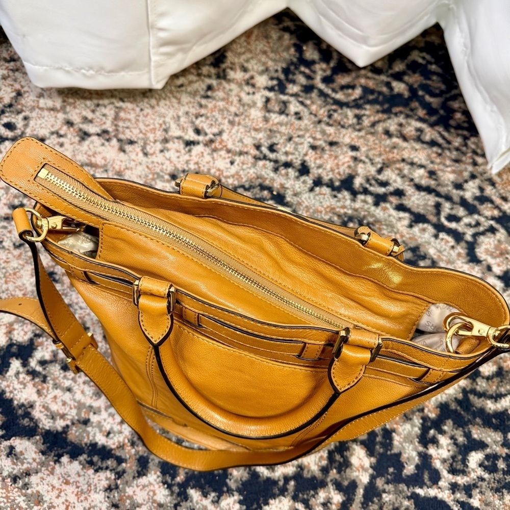 MICHAEL Michael Kors ‘Kingsbury’ Large Bucket Tote in Tan Leather - Picture 9 of 13